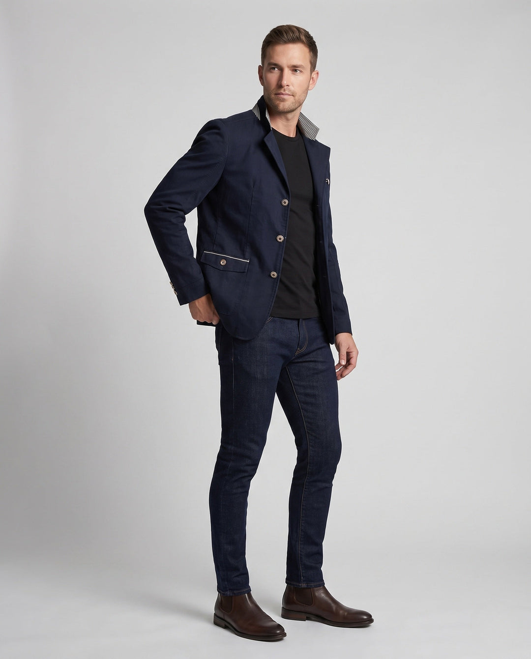 Blauer Herren Freizeit Blazer mit elegantem Stehkragen und markanten Knöpfen, ideal für Smart Casual Outfits.