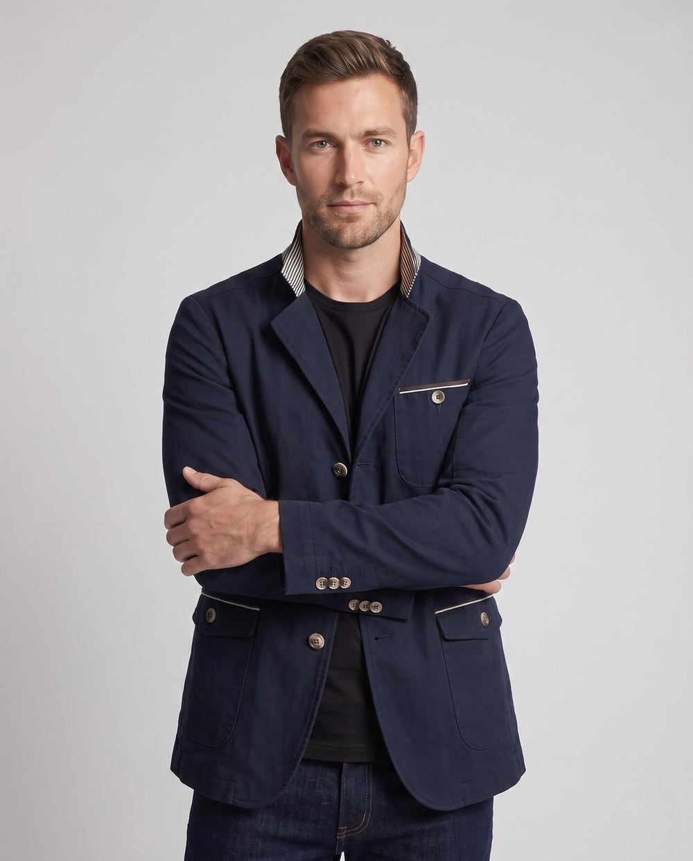 Stilvolles Herren Jackett in Blau, Business Casual Look mit Stehkragen und Dreiknopf-Verschluss. Männermode.