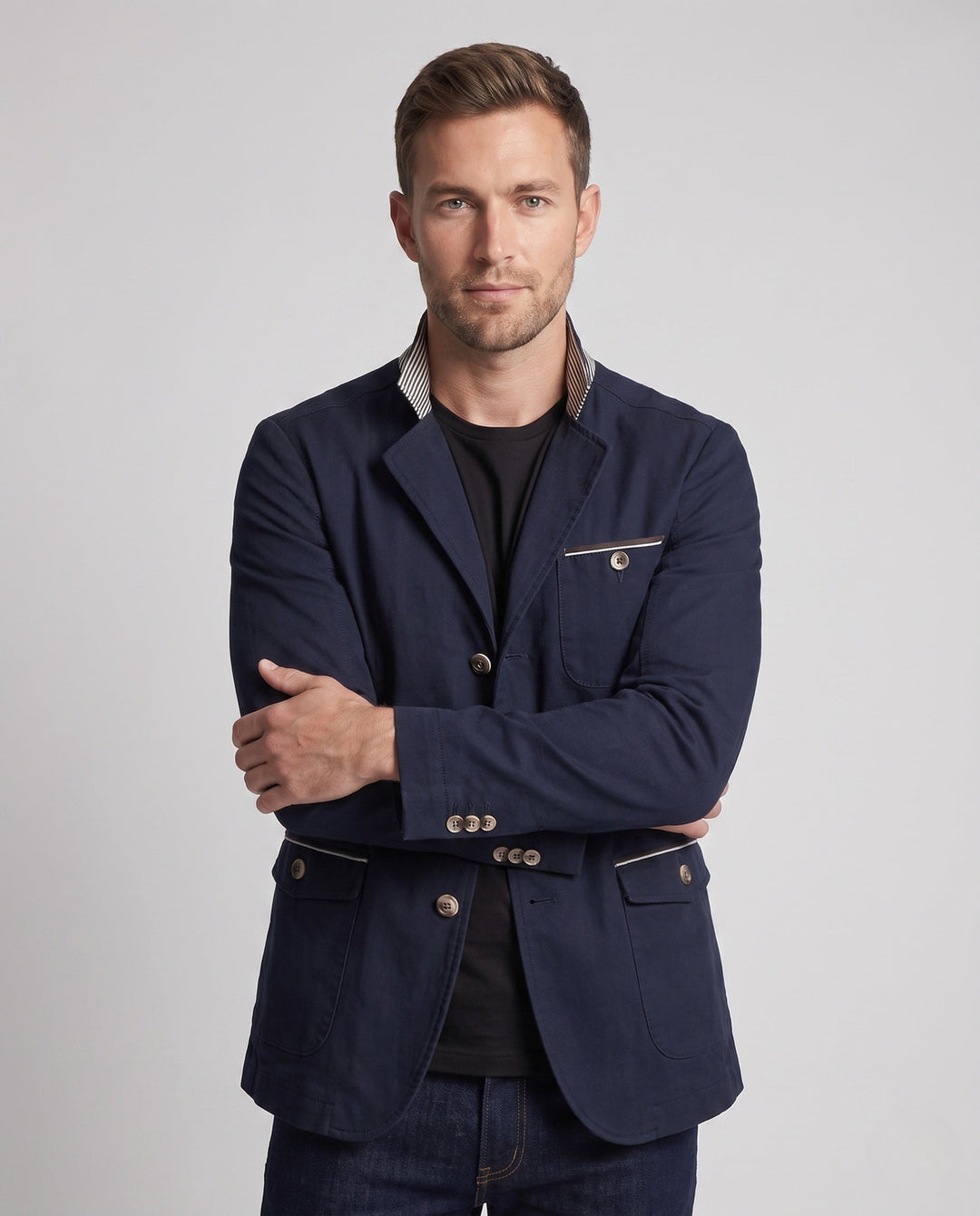 Stilvolles Herren Jackett in Blau, Business Casual Look mit Stehkragen und Dreiknopf-Verschluss. Männermode.