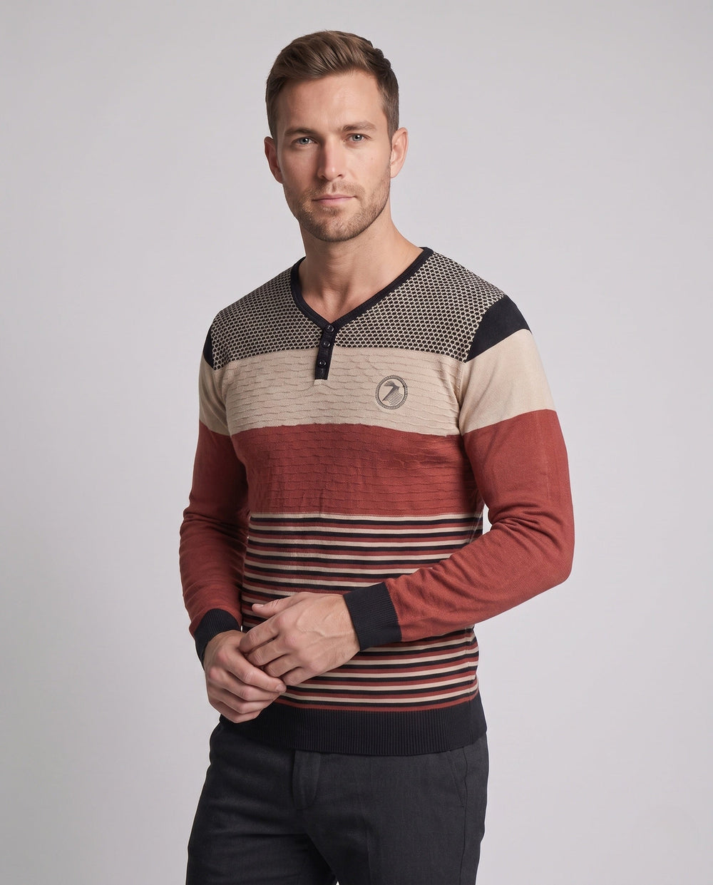 Eleganter Herren Langarm-Polo-Pullover mit gestreifter Struktur, ideal für Herbstmode.