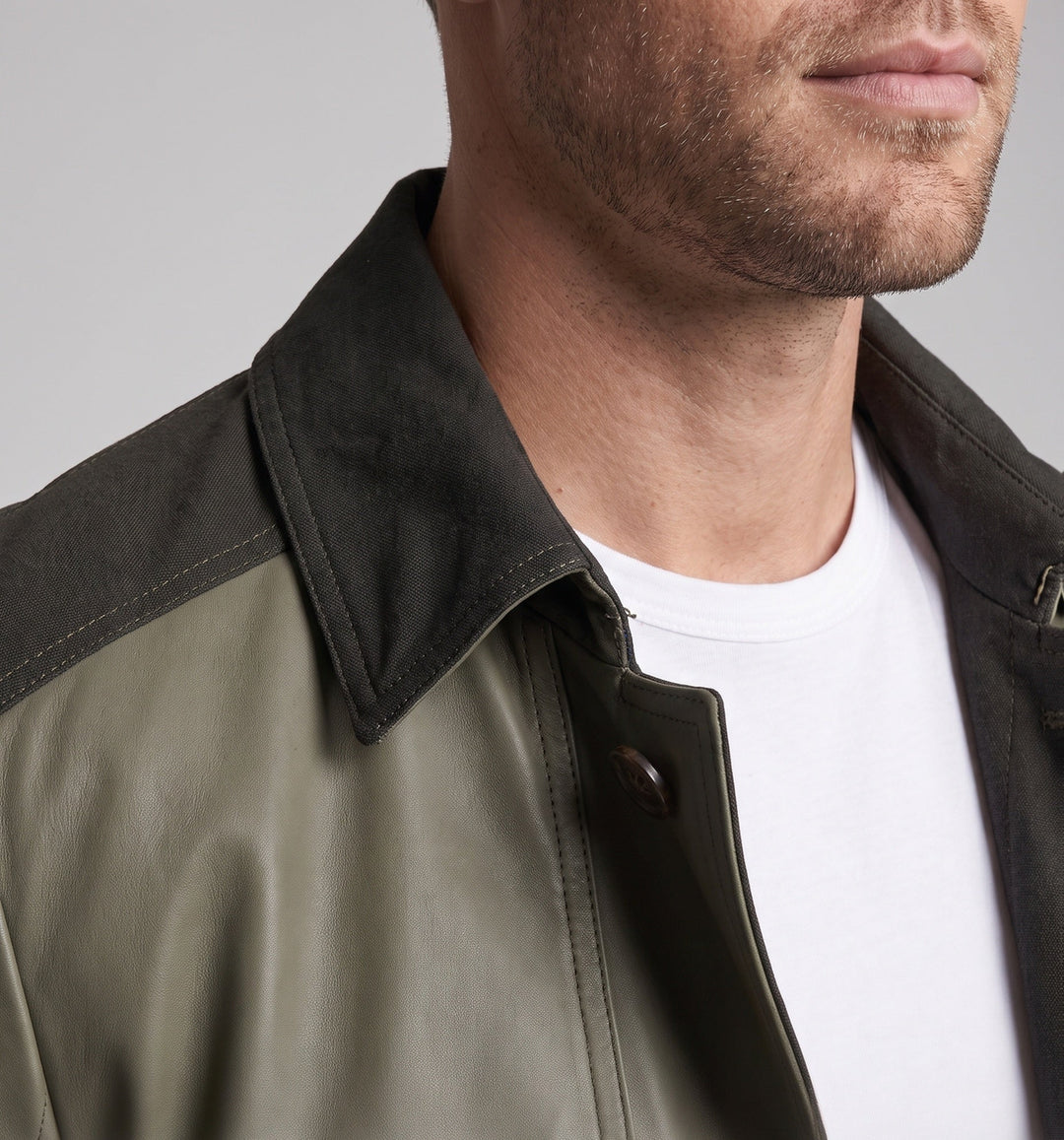 Hochwertige Herren Feldjacke mit kariertem Futter. Ideale Reisejacke und Outdoorjacke für kühle Tage.