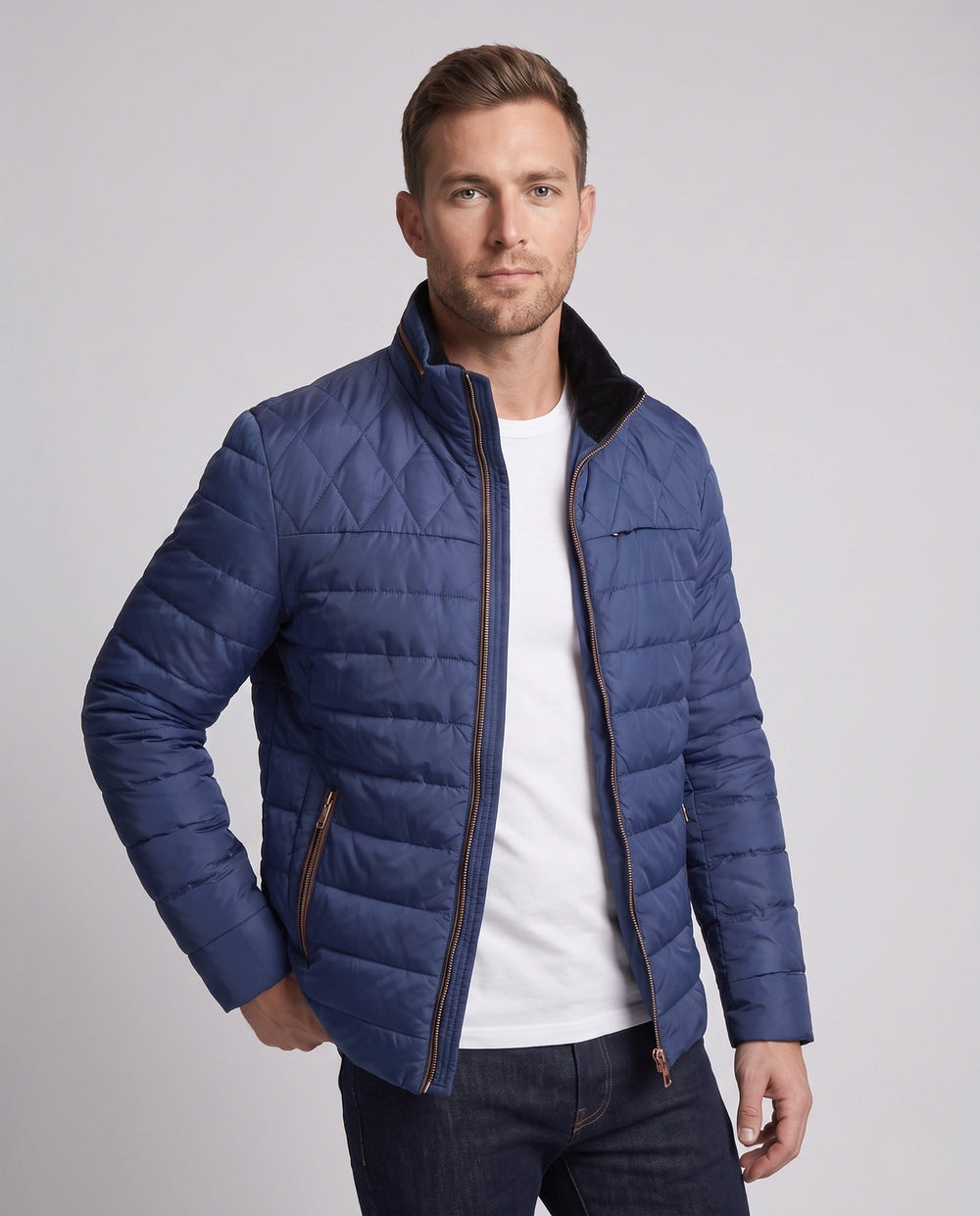 Stylische Herren-Steppjacke mit Stehkragen, ideal als leichte Übergangsjacke für Männer.