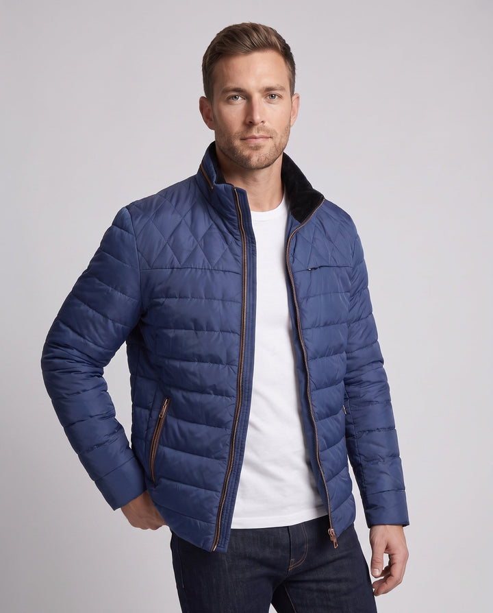 Stylische Herren-Steppjacke mit Stehkragen, ideal als leichte Übergangsjacke für Männer.