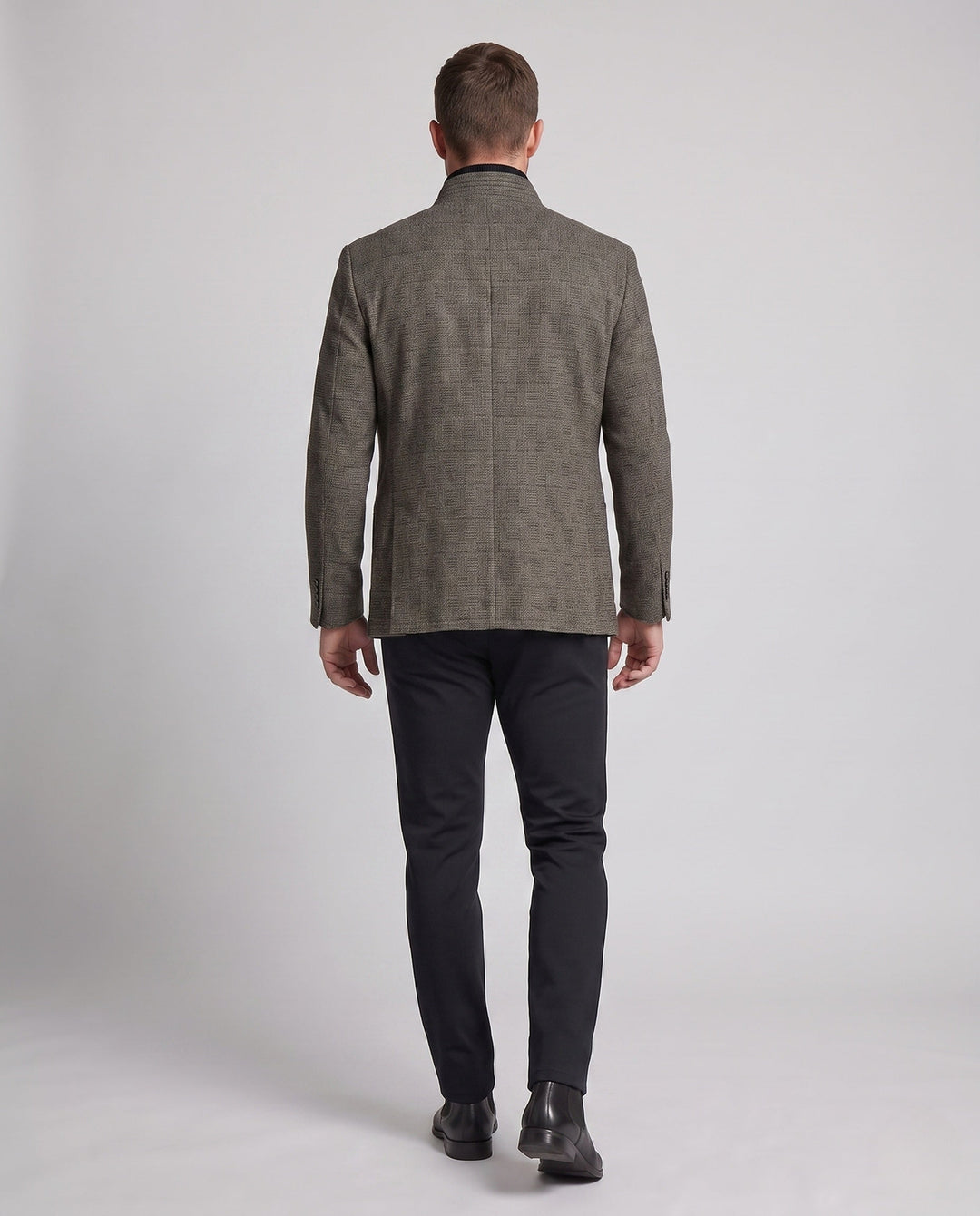 Eleganter Herren Kurzmantel im Business-Casual-Stil mit Stehkragen. Vielseitige Outdoor-Bekleidung für Männer.