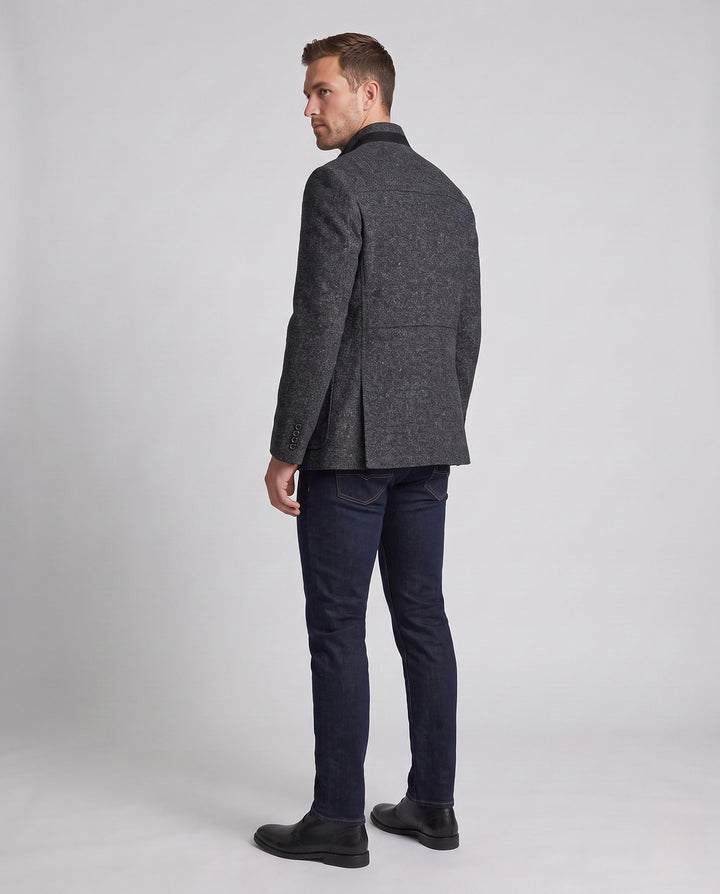 Modische Herren Kurzjacke mit Stehkragen. Eine elegante und warme Winterjacke für Business und entspannte Freizeit.
