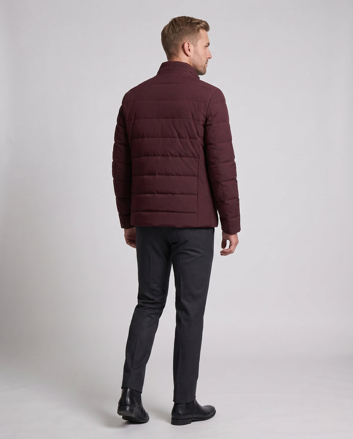 Leichte Reise-Steppjacke für Herren mit Stehkragen. Warme, gesteppte Männerjacke für unterwegs & Business-Casual.