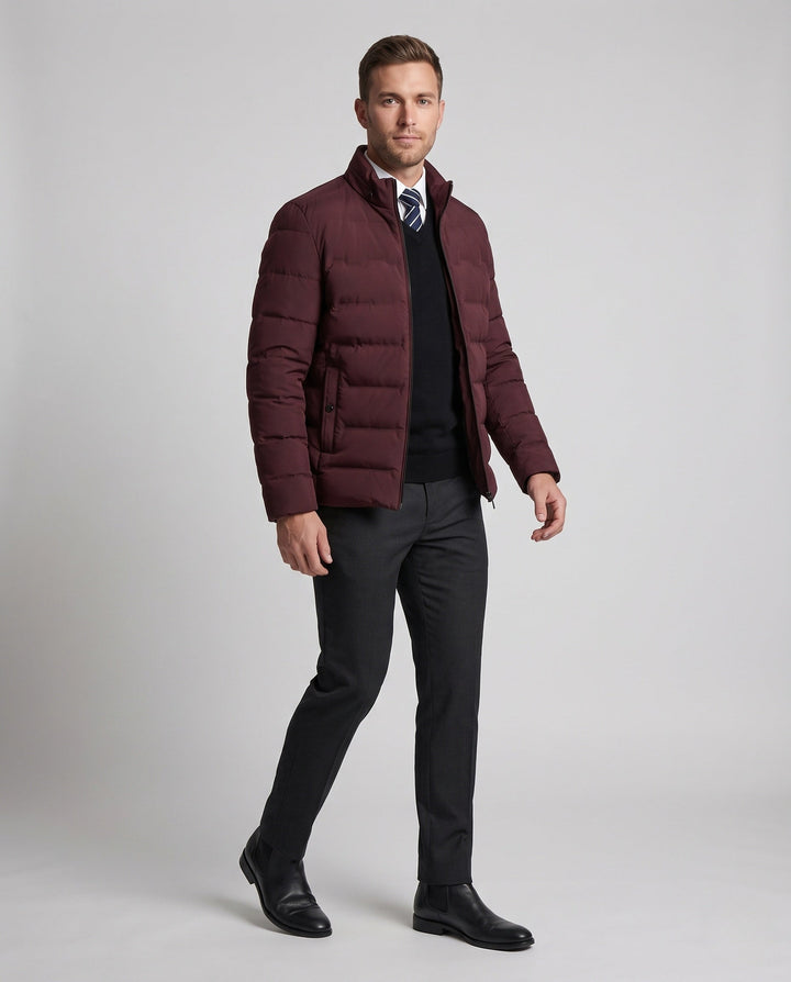 Leichte, warme Männer-Steppjacke mit Stehkragen. Moderne taillierte Passform für Business & Freizeit. Ideal für den Winter.