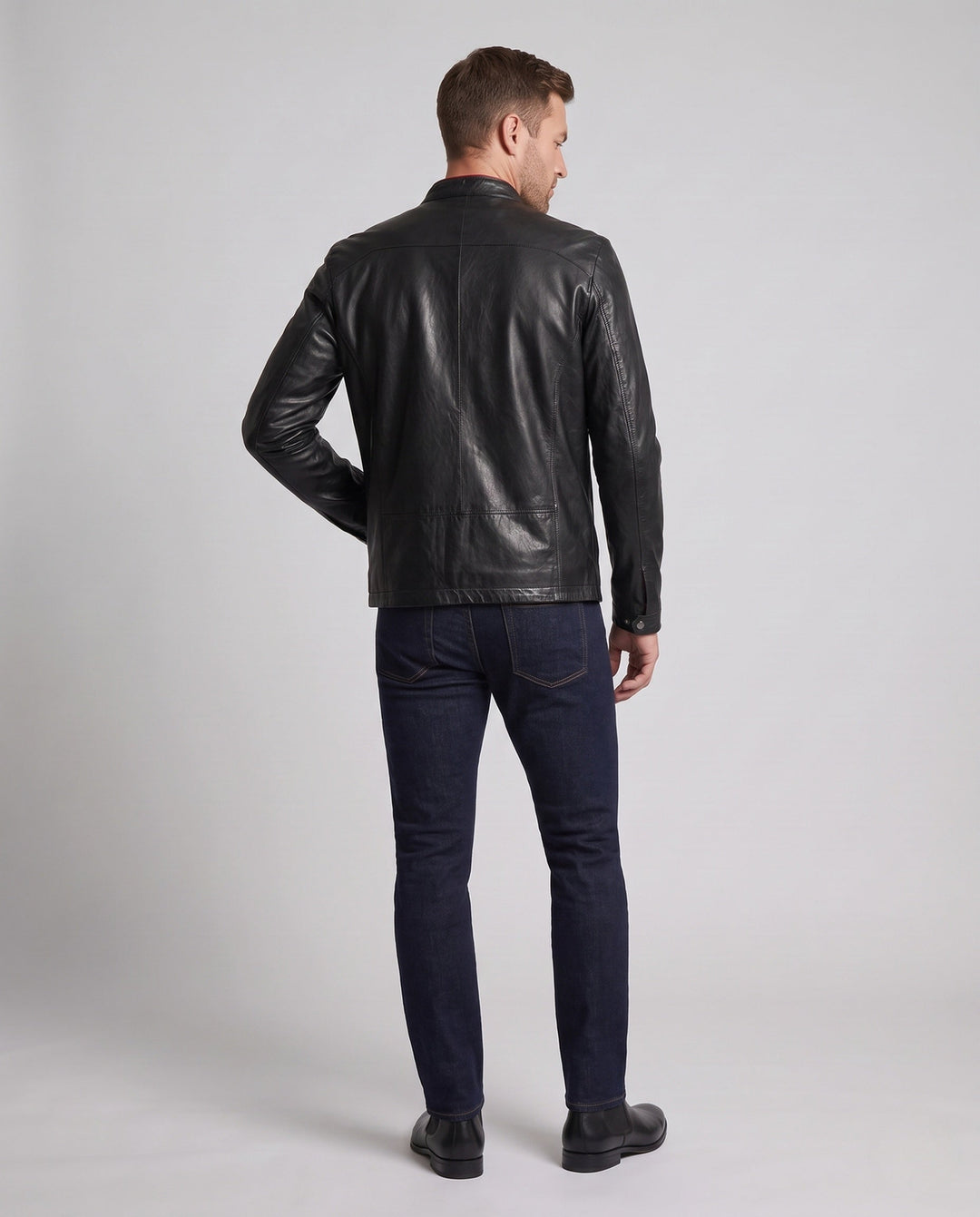 Mann trägt schwarze Slimfit Bikerjacke mit Stehkragen; modische Herrenjacke für Alltag und Freizeit.