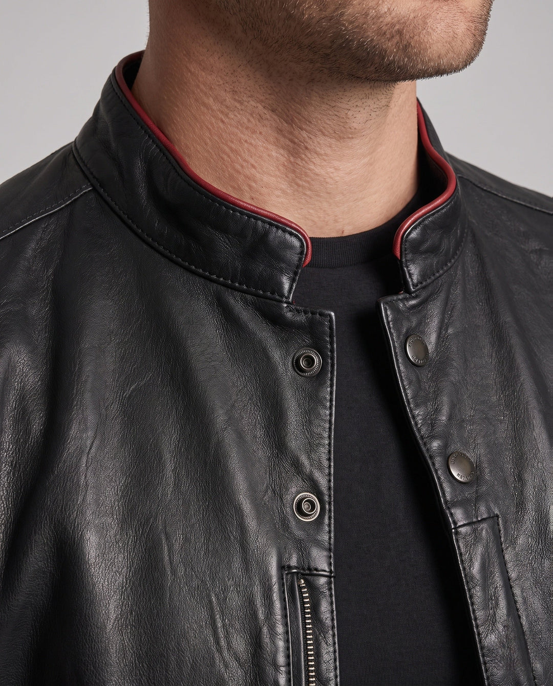 Leuchtend gelbe Herren Bikerjacke mit Stehkragen, schlanker Schnitt; modische Übergangsjacke für stilvolle Männer.