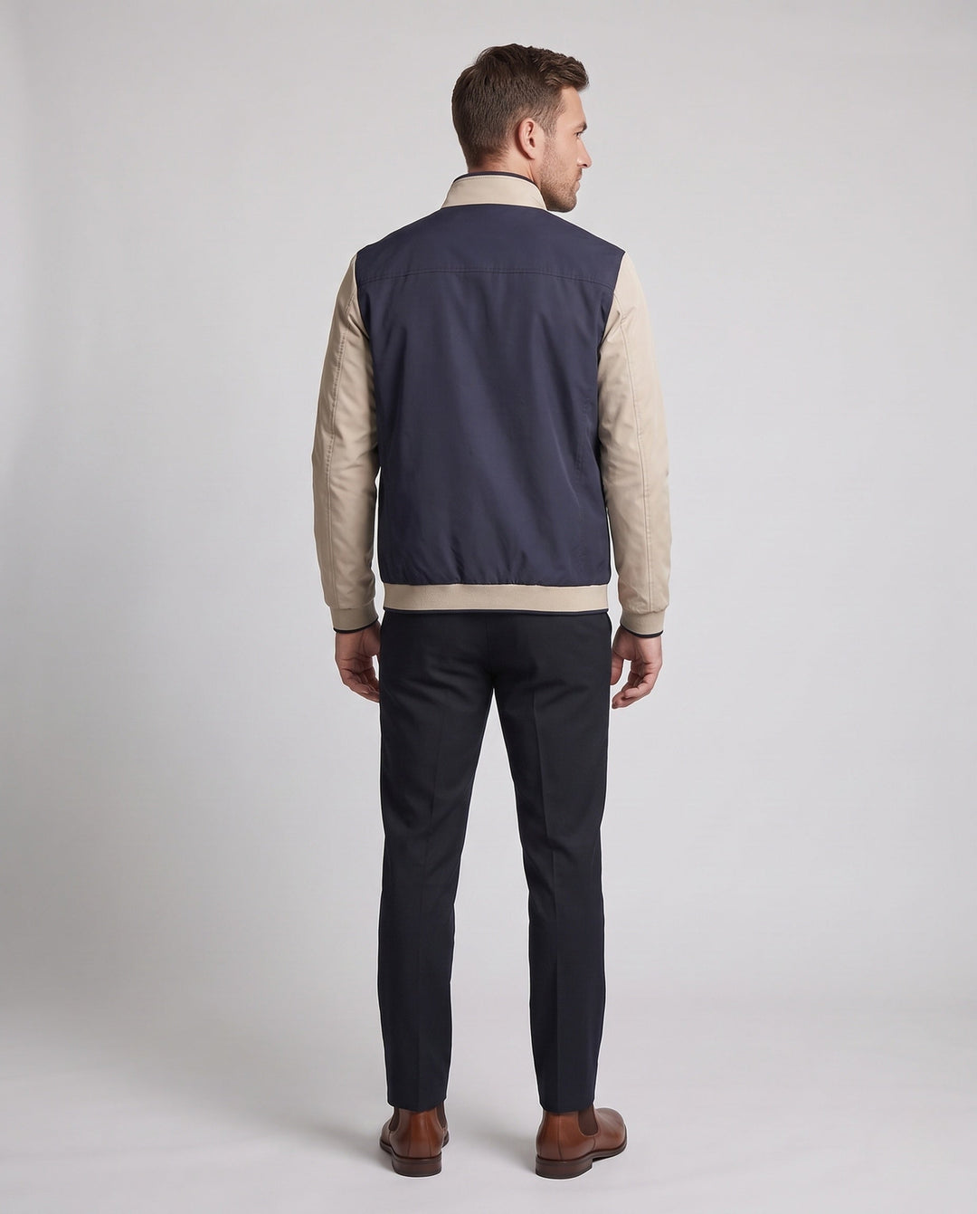 Herren Stadtjacke mit stilvollen Kontrastärmeln, Stehkragen. Ideal als Freizeit- oder Reisejacke.