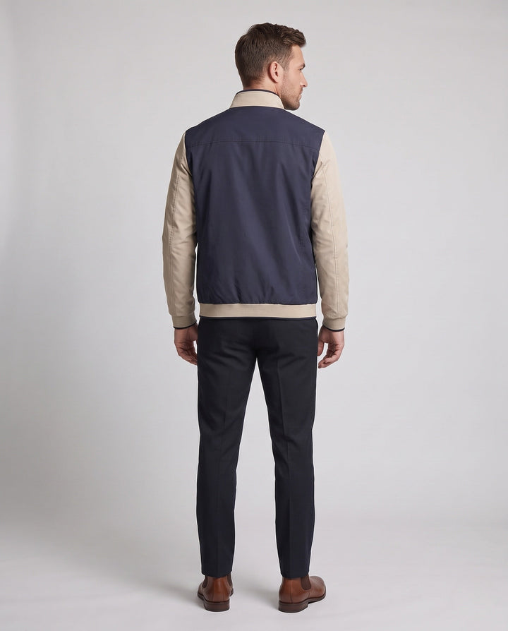 Herren Stadtjacke mit stilvollen Kontrastärmeln, Stehkragen. Ideal als Freizeit- oder Reisejacke.