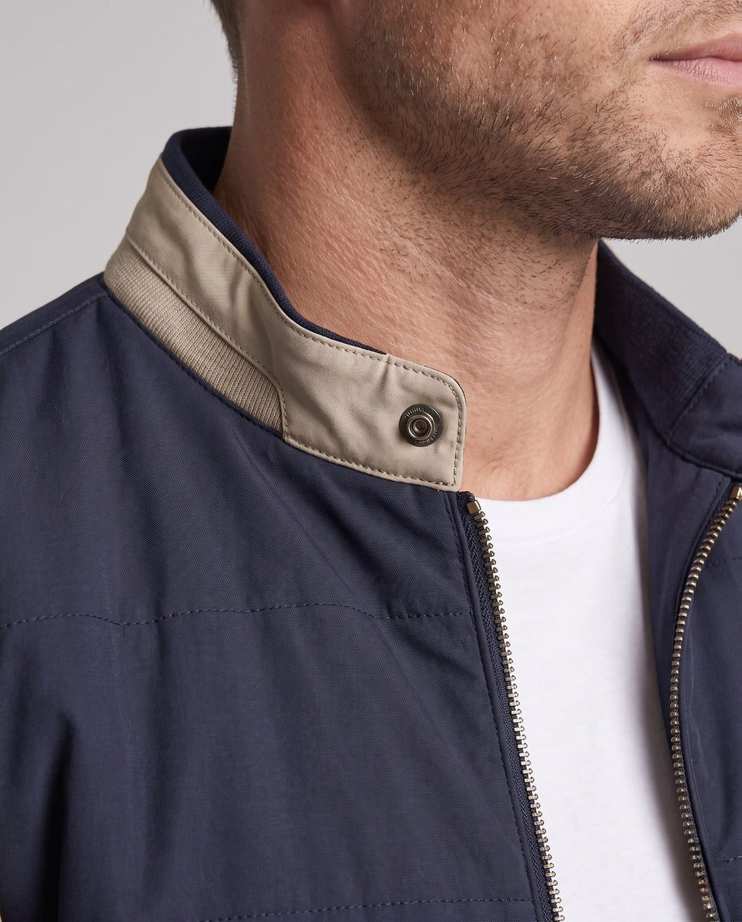 Moderne Herren Freizeitjacke, gepolstert, Stehkragen, für Alltag & Reisen, bequemer Urban-Look.