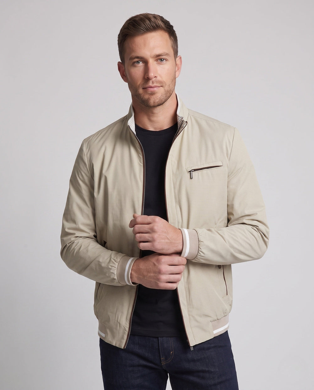 Leichte Herren Blousonjacke aus strapazierfähigem Stoff, mit modernem Stehkragen, ideal als stilvolle Übergangsjacke.