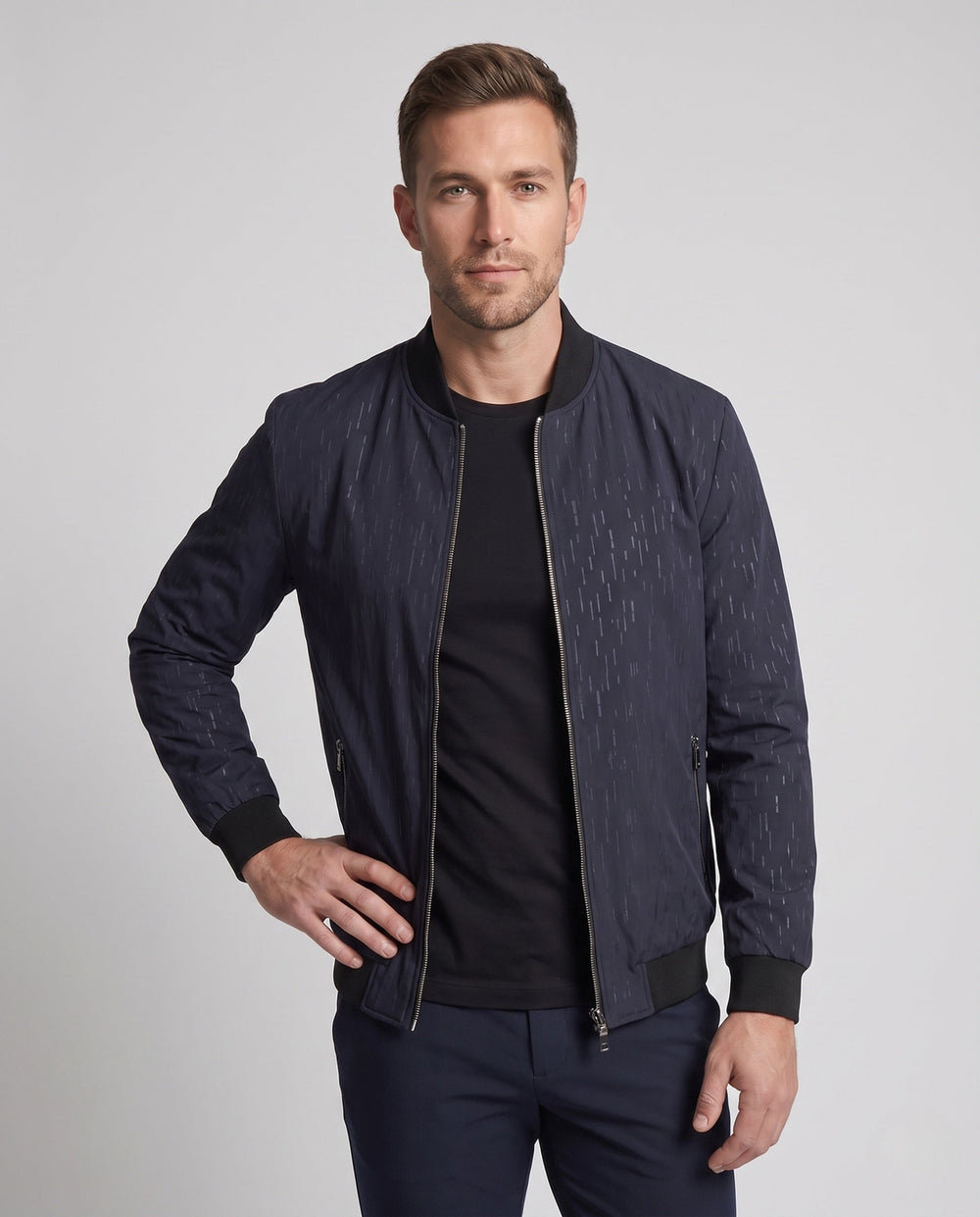 Modische Herren Bomberjacke mit Kontraststreifen an Kragen & Bündchen, urbaner Casual-Look für den Übergang.