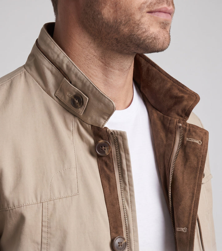 Stilvolle Saisonjacke für Herren, als Windbreaker mit Stehkragen für kühle Frühlings- und Herbsttage.