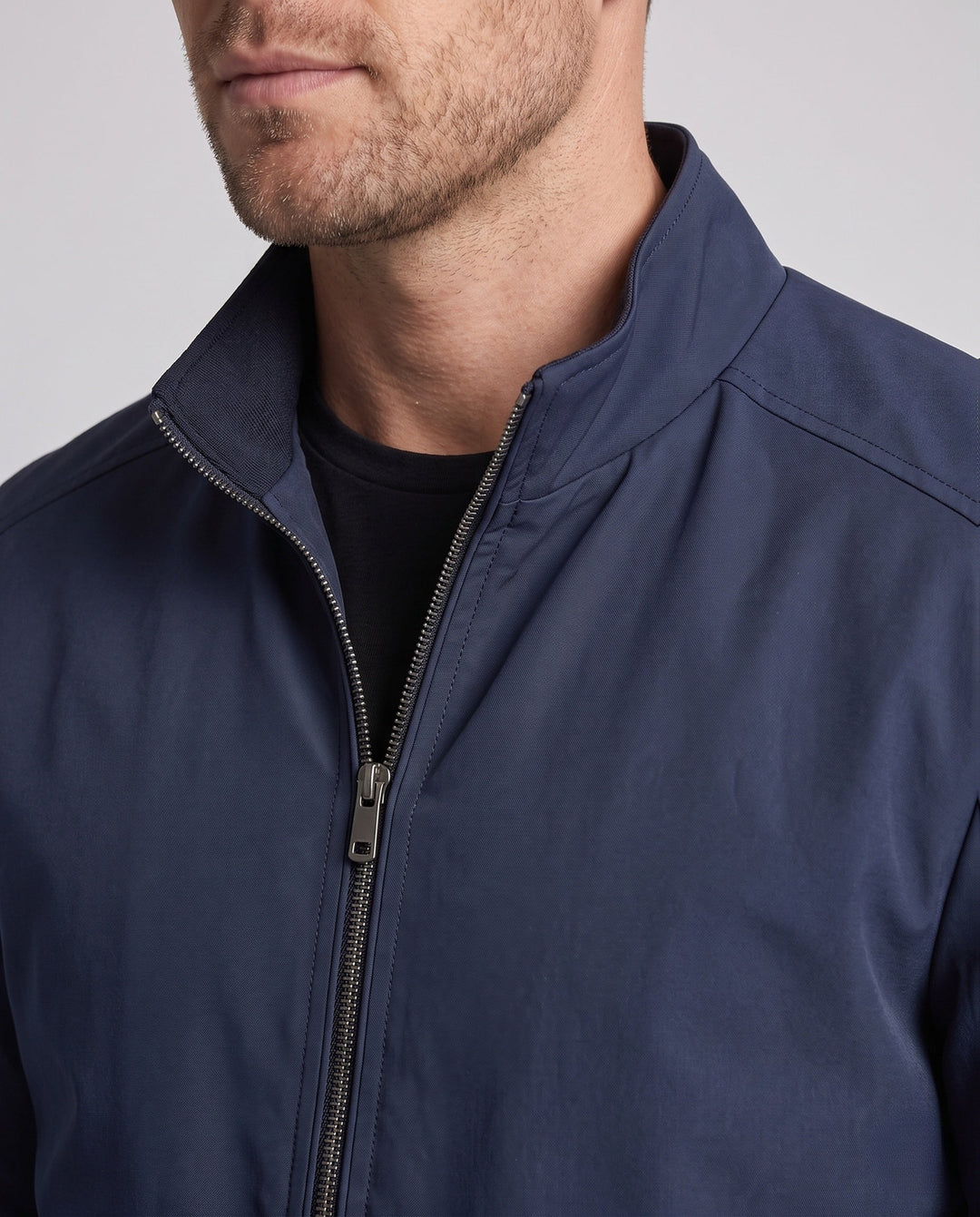 Funktionale Reisejacke für Herren: Leichte Übergangsjacke mit Stehkragen, bequem für unterwegs.