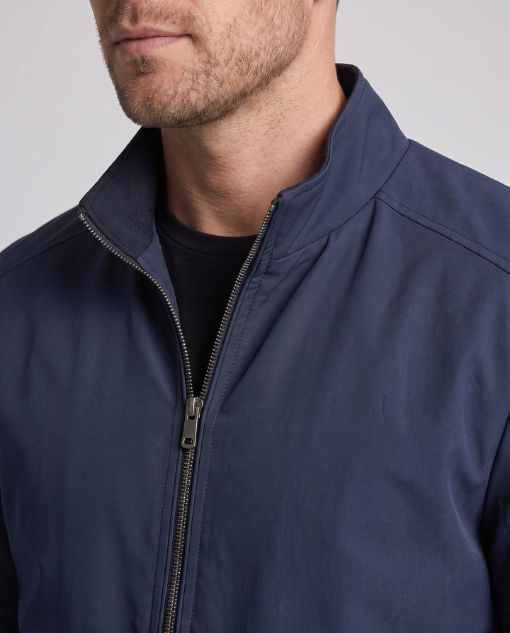 Funktionale Reisejacke für Herren: Leichte Übergangsjacke mit Stehkragen, bequem für unterwegs.