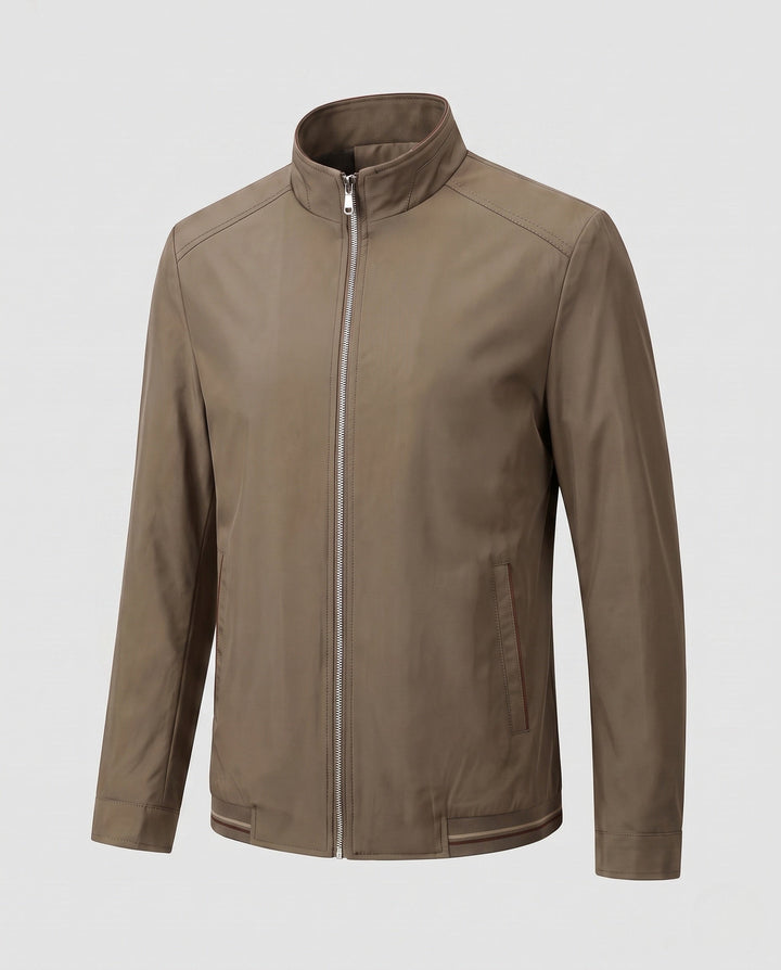 Minimalistische leichte Herrenjacke mit Stehkragen, ideal für den stilvollen Mann auf Reisen.
