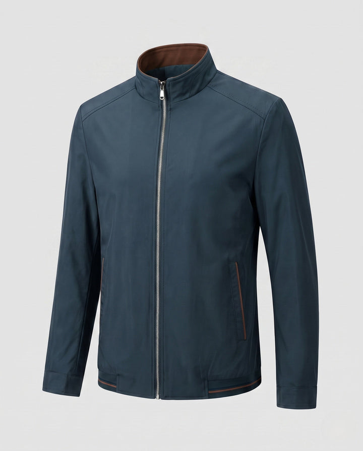 Dünne Herren Übergangsjacke mit Stehkragen, ideal als leichte Schicht für kühle Frühlingsabende.