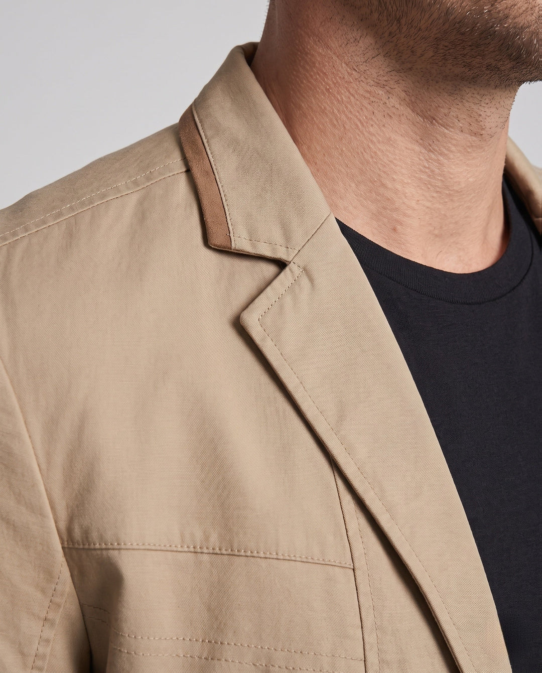 Moderner leichter Herren Blazer mit Reißverschlusstasche, ideal als komfortable Casual Jacke für den Übergang.