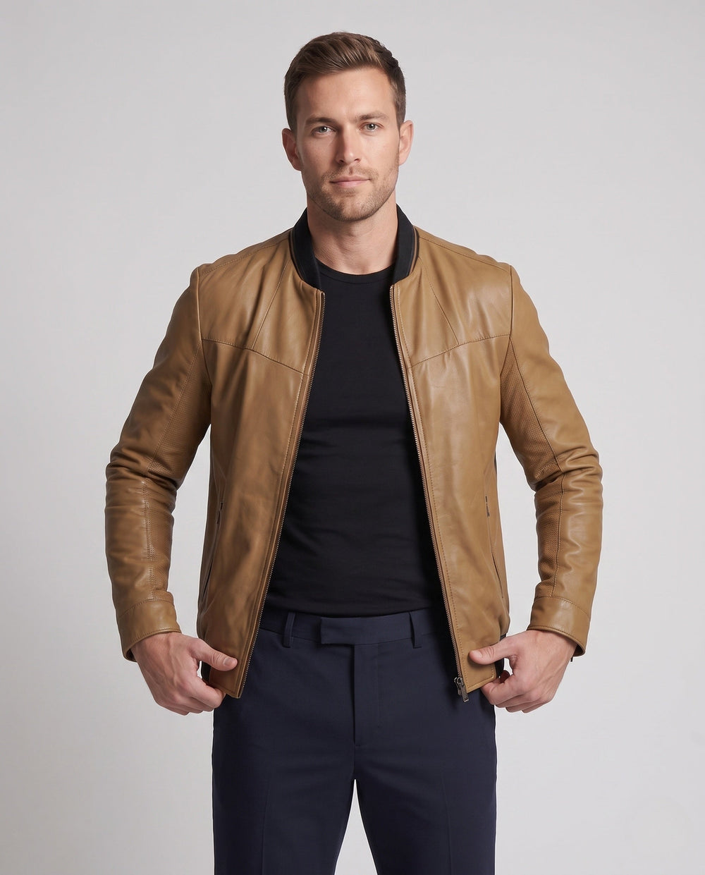 Moderner SlimFit Herren-Blouson in Lederoptik, schwarz. Elegante Freizeitjacke mit Stehkragen.