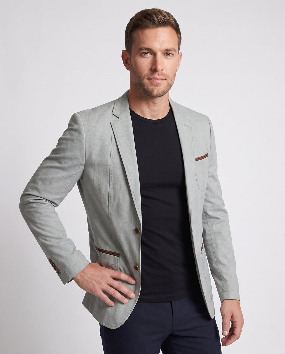 Moderner Herren Blazer im Business Casual Stil. Leichter Freizeit Blazer mit elegantem Schnitt für Herrenmode.