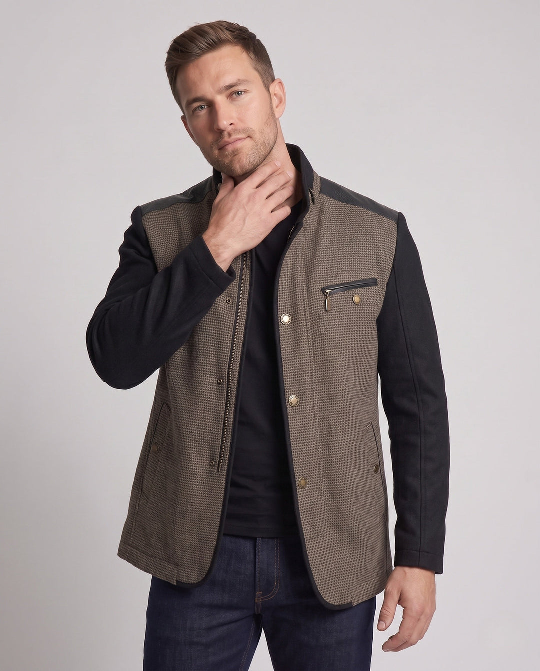 Stylische Herrenjacke mit Stehkragen & Doppelverschluss. Urbaner Stil, Kunstlederdetails, perfekt für Freizeit & Alltag.
