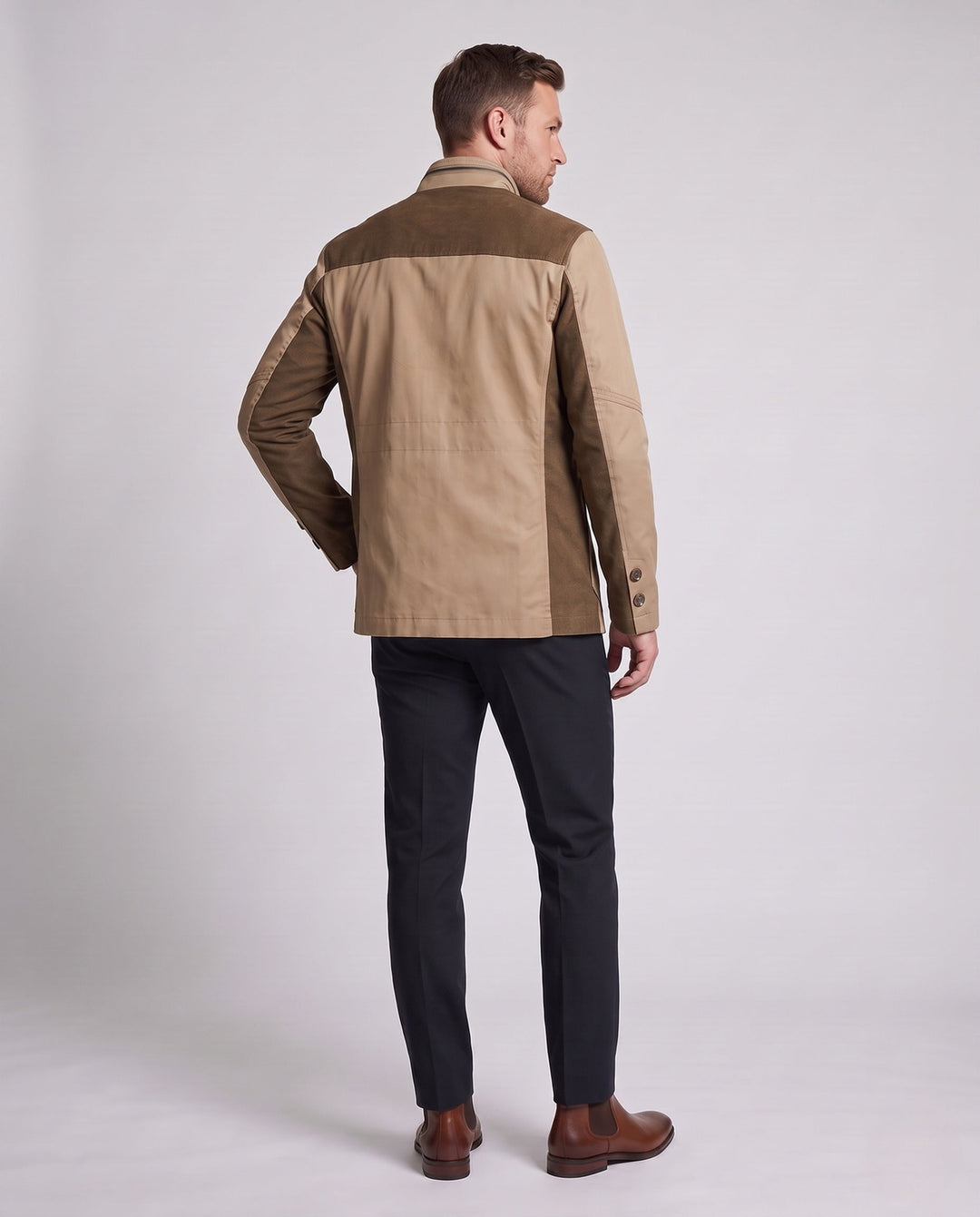 Mann trägt lässige Herren Freizeitjacke, beige Utility Jacke mit Stehkragen, für modernen Stadt-Look.