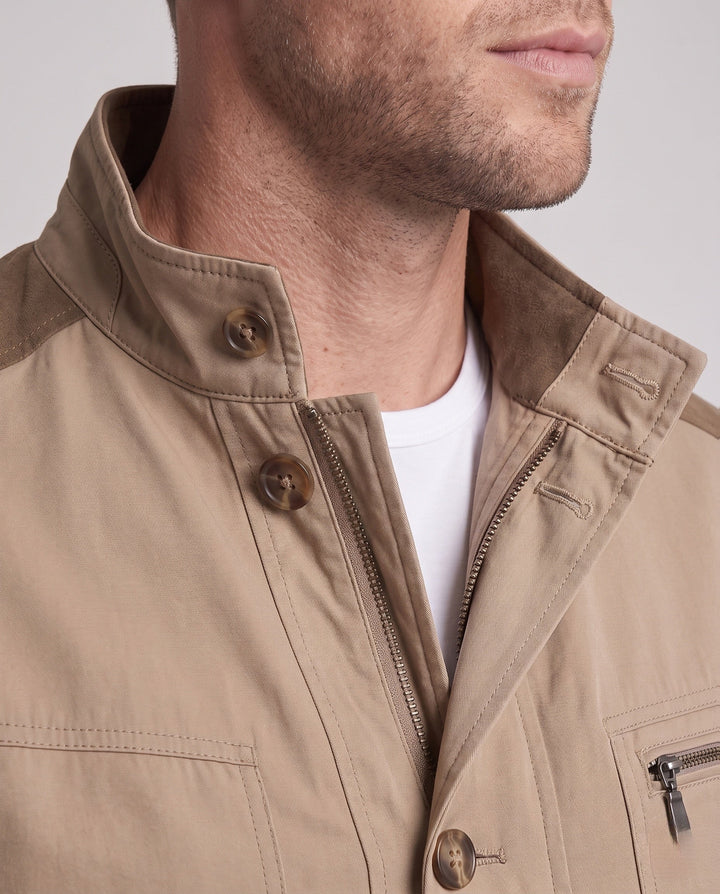 Nahaufnahme der modernen Herren Utility Jacke, zeigt Stehkragen und strukturierte Cord-Details.