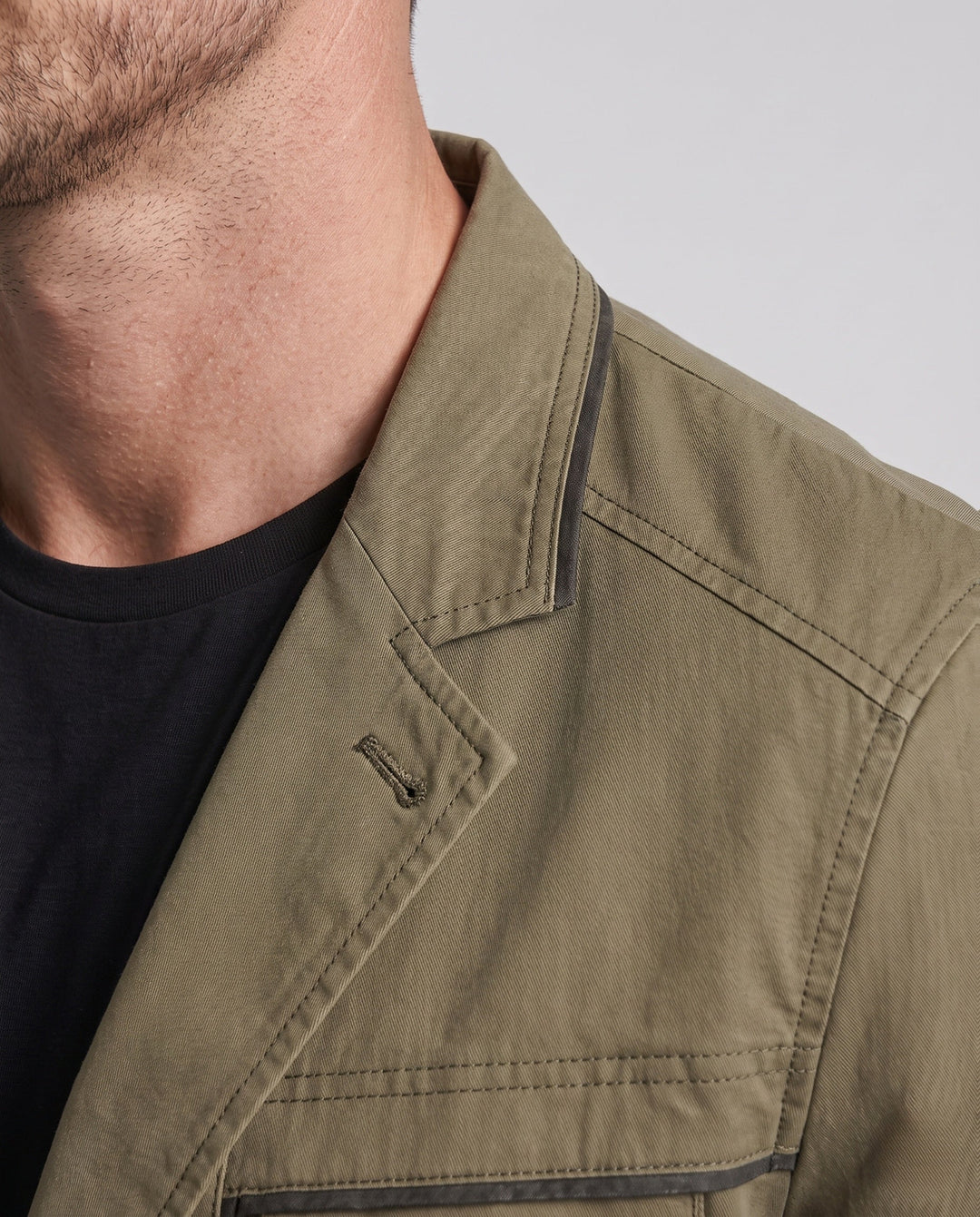 Moderner Herren Freizeitblazer, perfekt als Reisejacke oder Casual Jacket, mit Knopfverschluss & Feldjacken-Design.