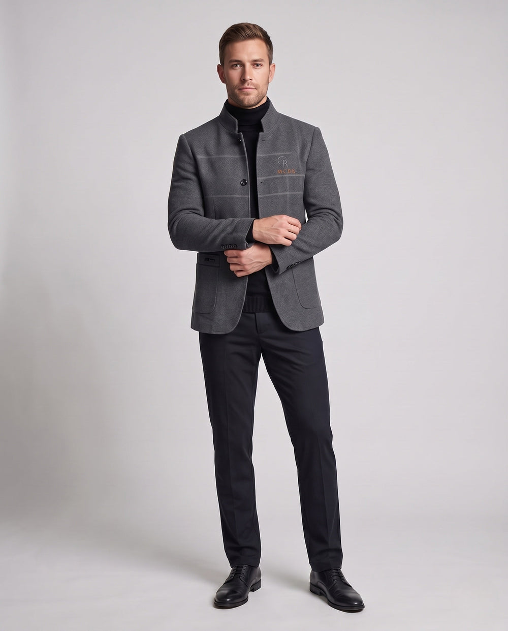 Detailaufnahme des stilvollen Stehkragens am modernen Herren Blazer, perfekt für Business Casual Looks.