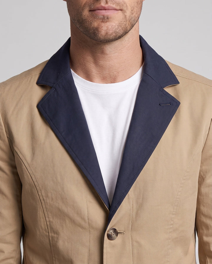 Elegante Herren Smart-Casual Jacke mit markantem Kontrastkragen und praktischen Reißverschlusstaschen.