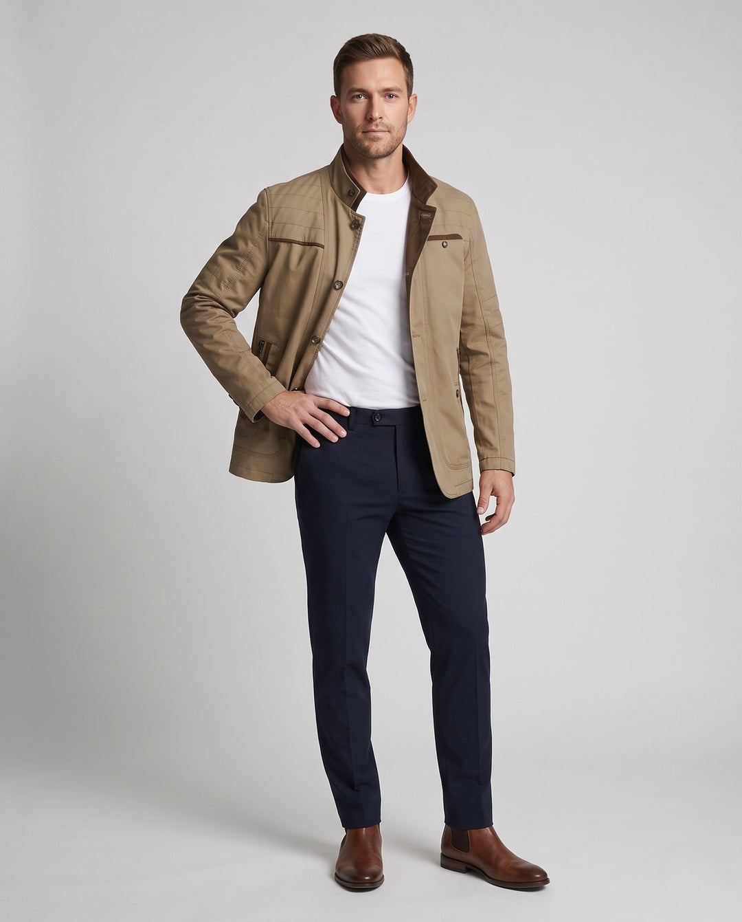 Herren Khaki Feldjacke mit Stehkragen. Robuste Übergangsjacke für den Herbst & stilvolle Freizeit-Oberbekleidung.
