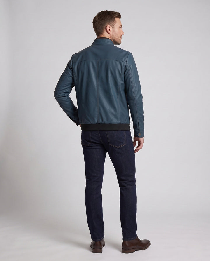 Stilvolle Herrenjacke im Lederlook, mit Stehkragen und Reißverschluss. Kreiert einen modernen, casual Herrenmode-Look.