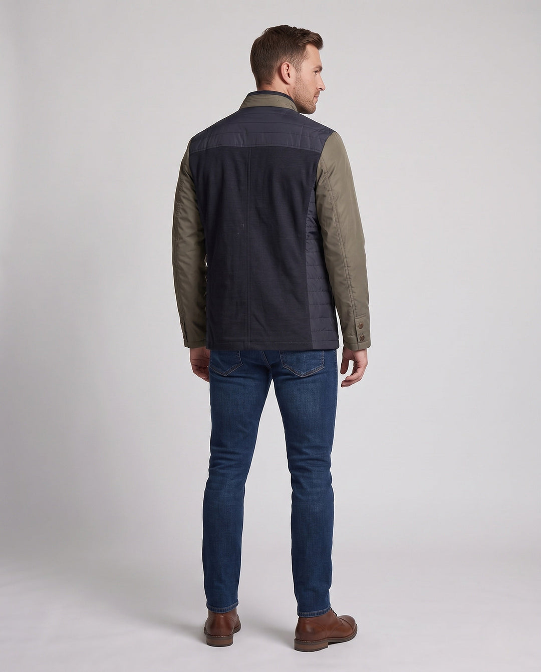 Stilvolle Herrenjacke, Steppjacke mit Stehkragen und Kontrastärmeln. Vielseitig für Freizeit, Reise und Alltag.