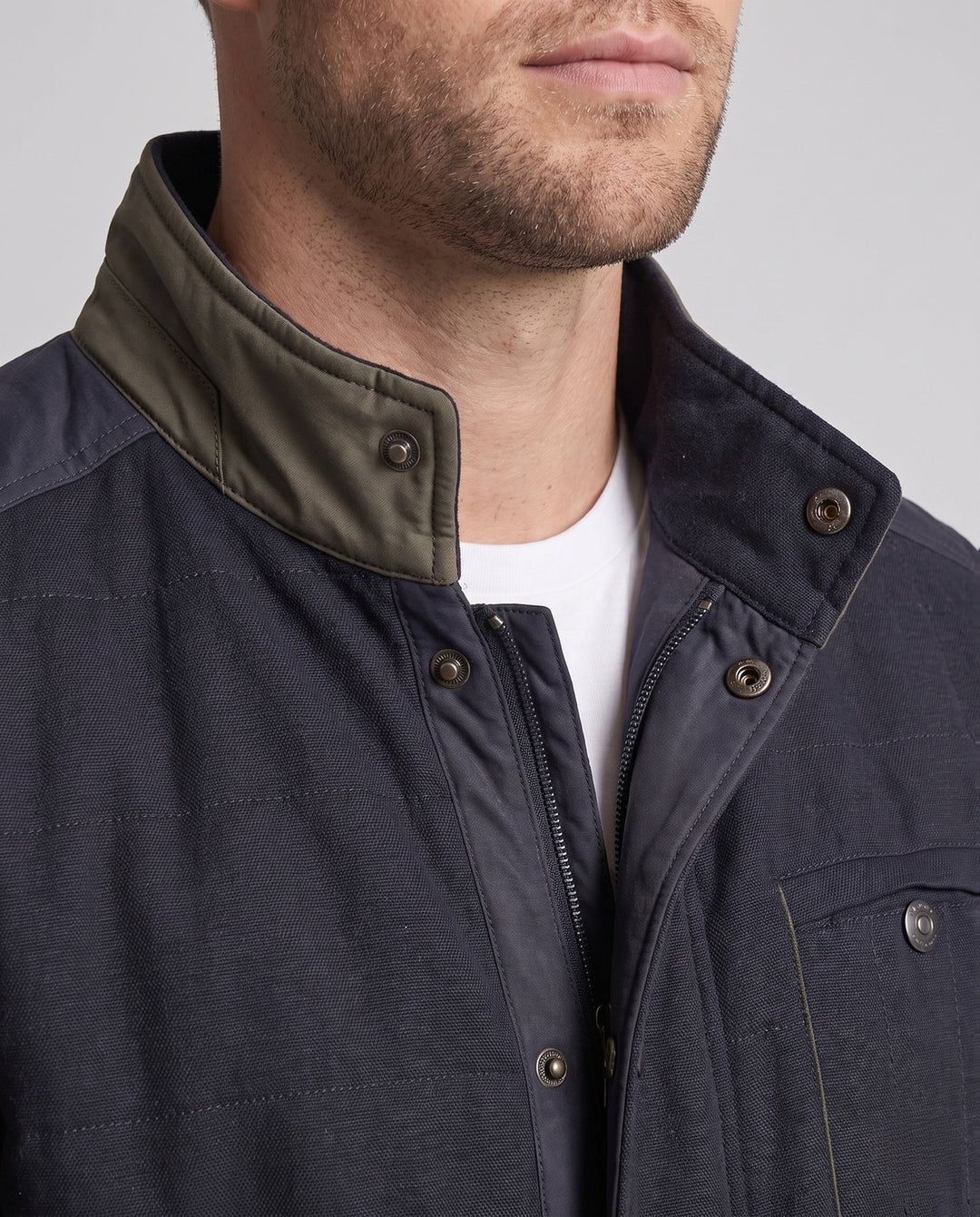 Warme Herren Steppjacke mit Stehkragen und Kontrastärmeln. Funktionale Jacke für Herbst, Winter und Outdoor.