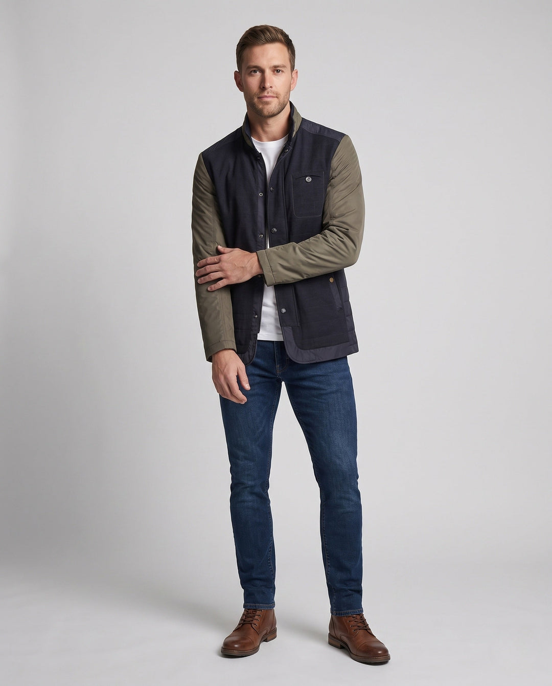 Herren Steppjacke mit Stehkragen und Kontrastärmeln. Ideal für Herbst, Winter, Freizeit und Reisen.