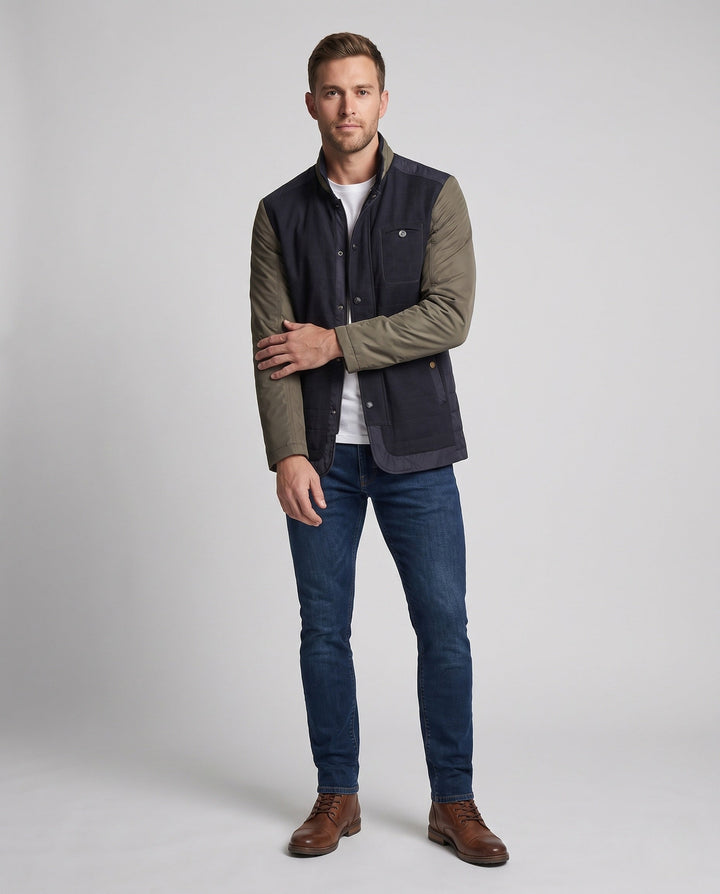 Herren Steppjacke mit Stehkragen und Kontrastärmeln. Ideal für Herbst, Winter, Freizeit und Reisen.