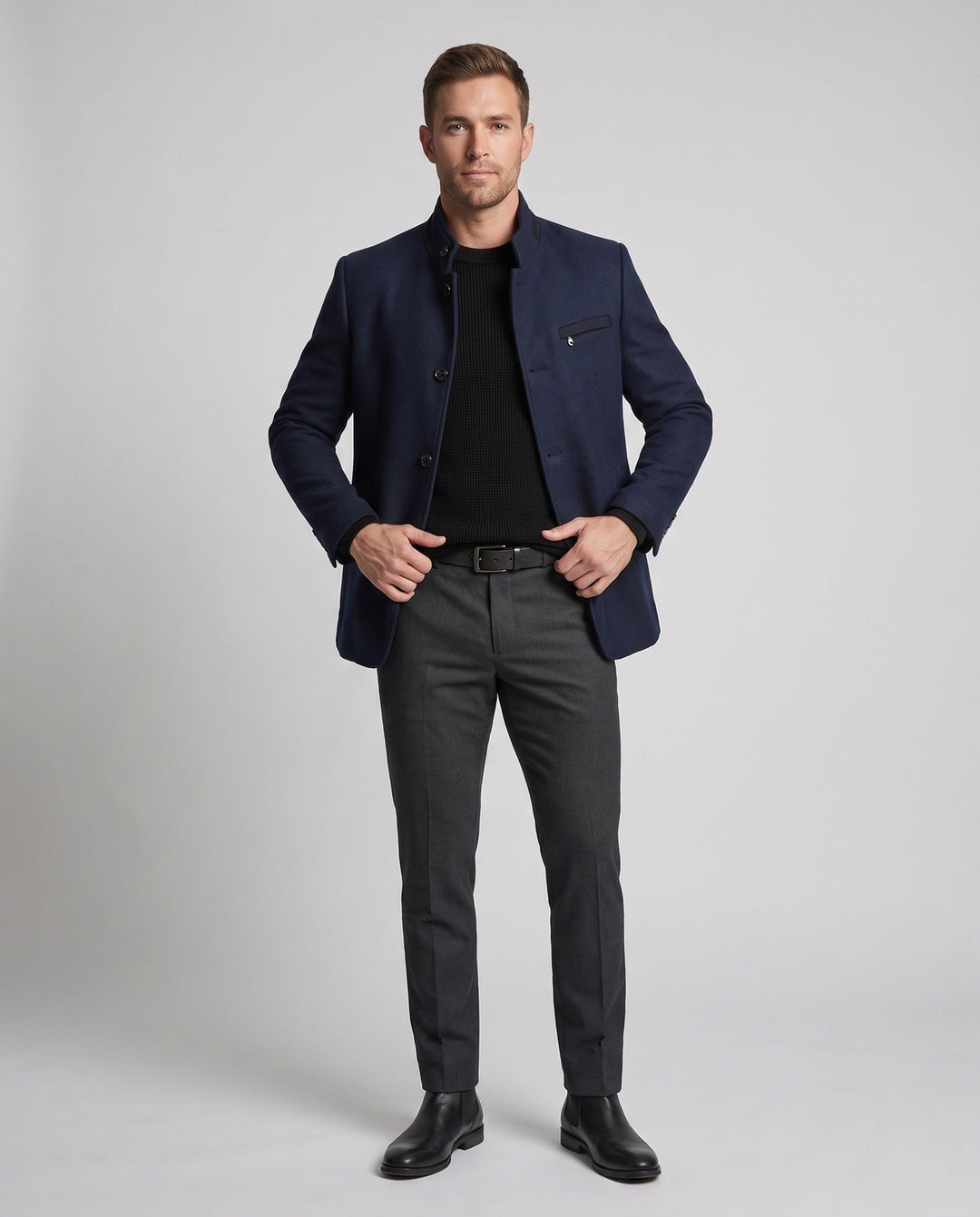 Eleganter Herren Stadtmantel mit Stehkragen, ideal für Business & Casual. Stilvolle Herrenbekleidung.