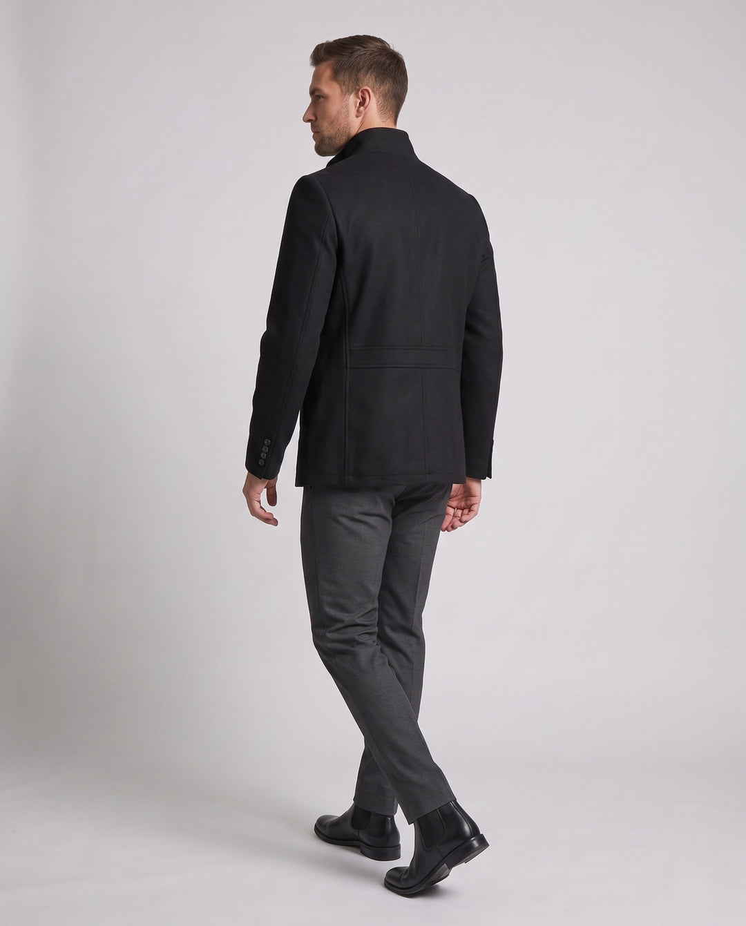 Vielseitiger Herren Kurzmantel, elegant & warm, perfekt als Business- oder Freizeit-Oberbekleidung im Winter.