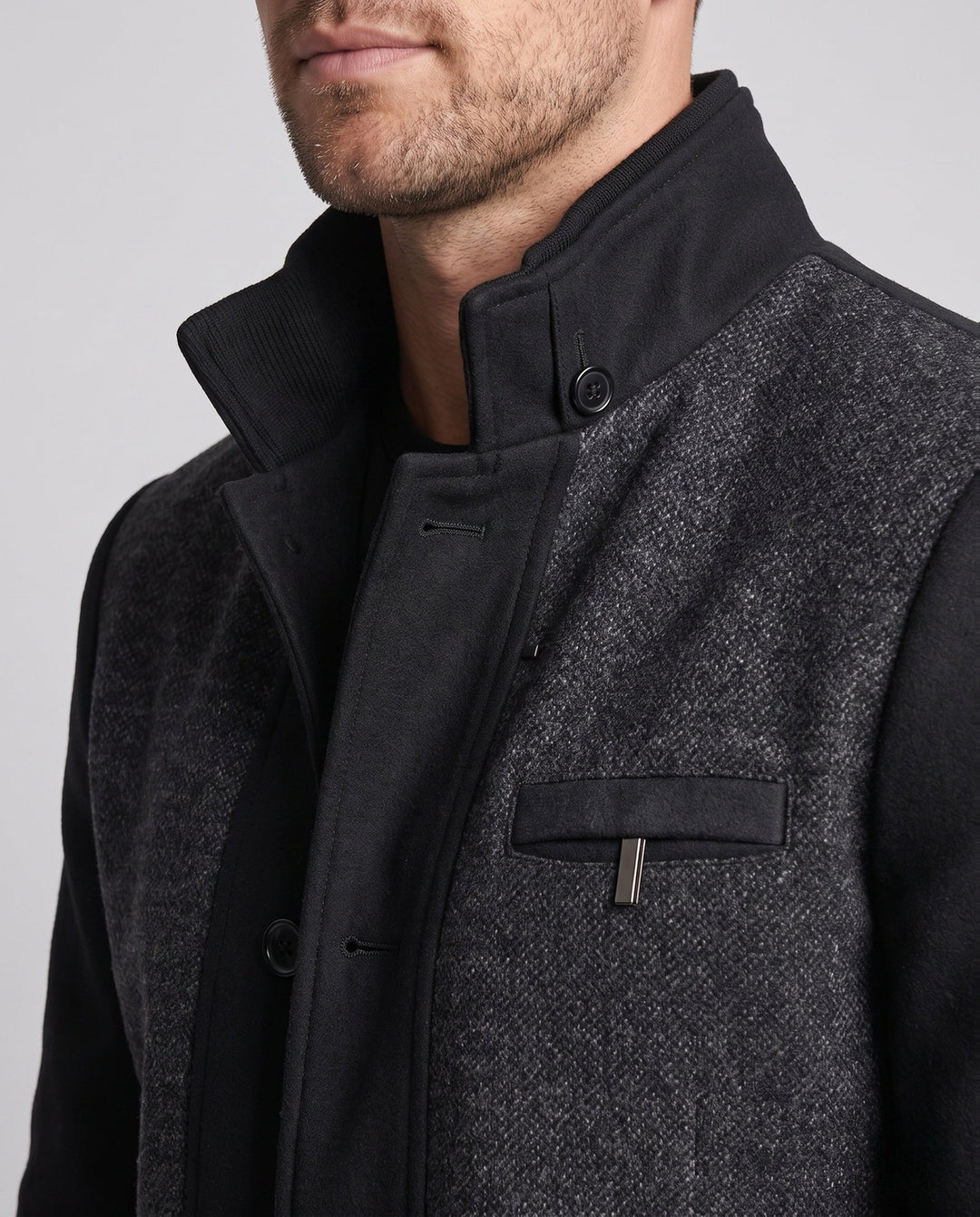 Moderner Herren Militär-Mantel mit markantem Stehkragen und Details, perfekte Herrenmode für kühle Tage.