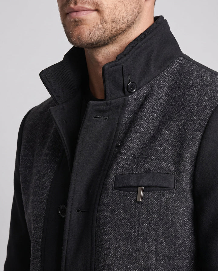 Moderner Herren Militär-Mantel mit markantem Stehkragen und Details, perfekte Herrenmode für kühle Tage.
