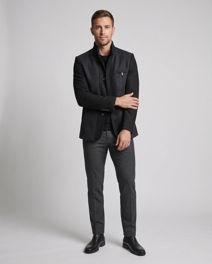Eleganter Herren Kurzmantel im Militär-Look mit Stehkragen für Herbst & Winter. Stylische Oberbekleidung.