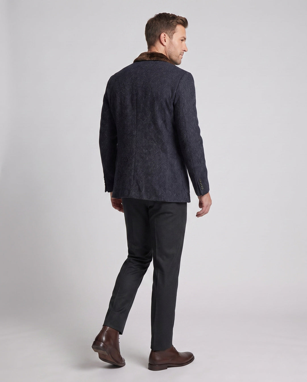 Zeitloser Herren Kurzmantel, elegant & vielseitig für Business-Casual Looks im Herbst/Winter.