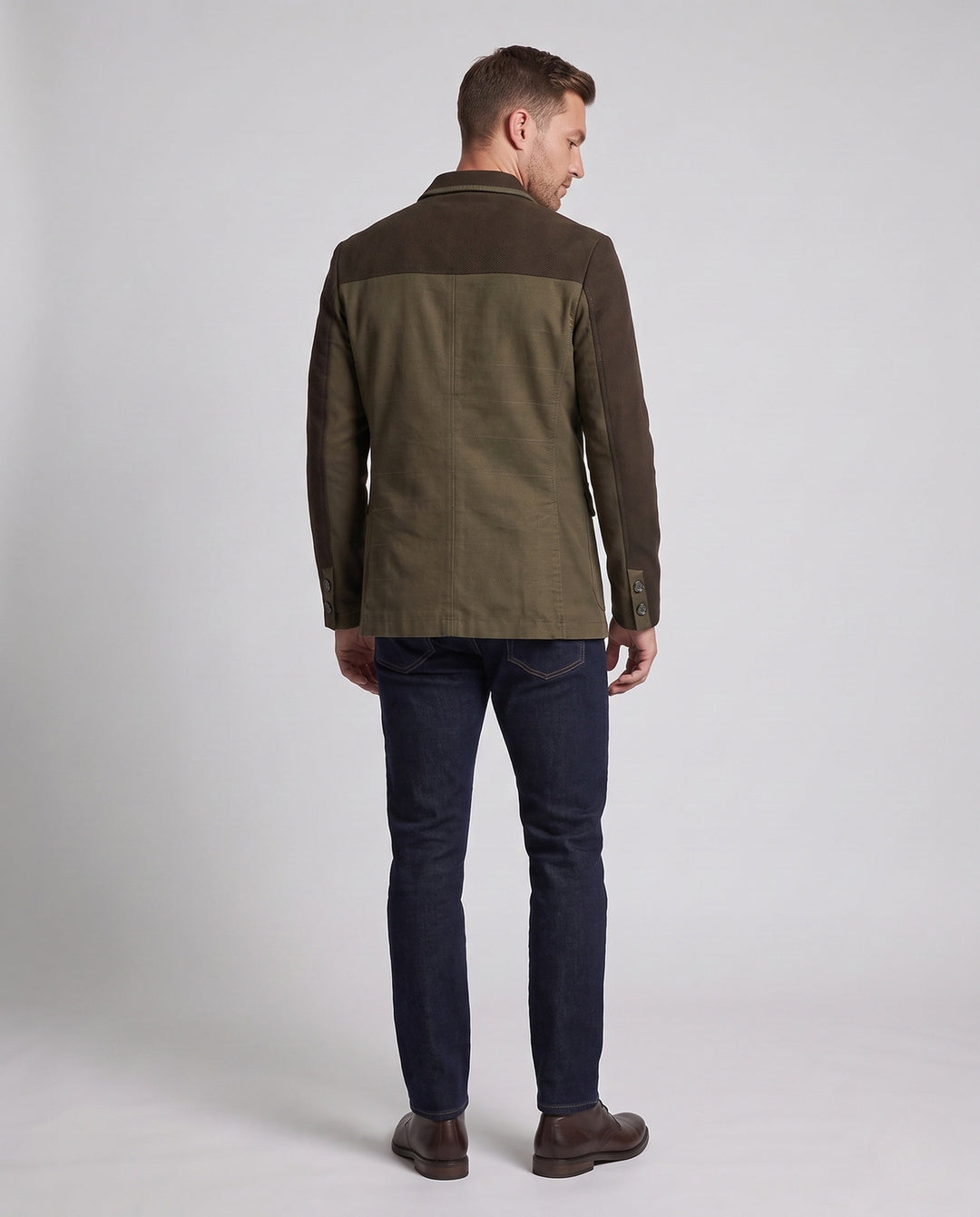 Stilvoller Herren Blazer, gesteppt und mit Kontrasten, perfekt als Übergangsjacke für moderne Männer.