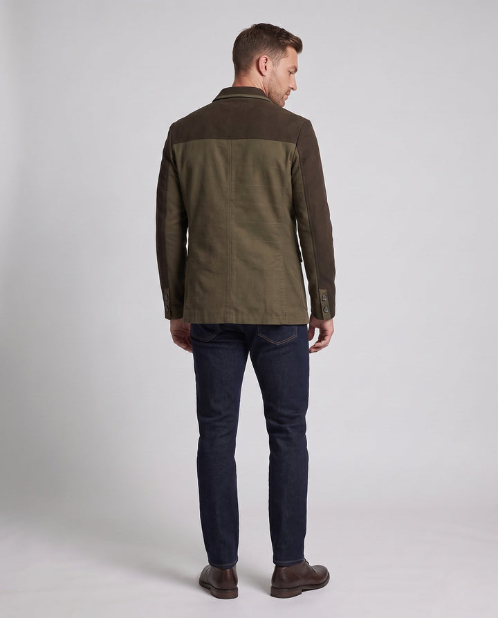 Stilvoller Herren Blazer, gesteppt und mit Kontrasten, perfekt als Übergangsjacke für moderne Männer.