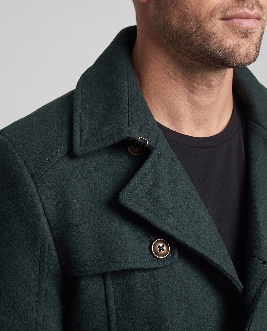 Eleganter Herren-Fieldcoat in Grau, perfekt für Business Casual und stilvolle Freizeit-Outfits.