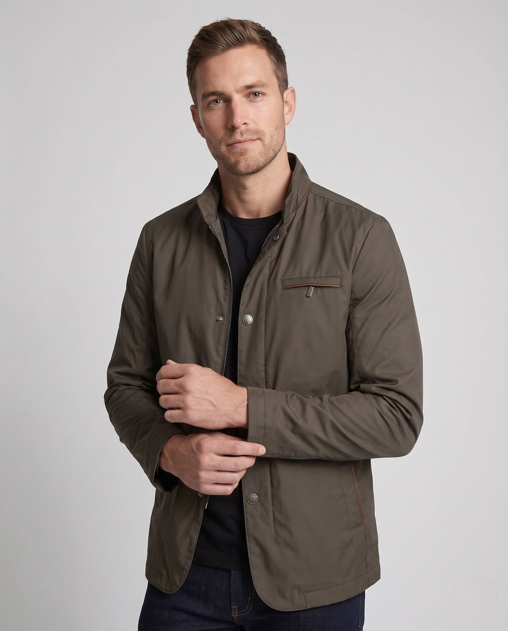 Elegante Herren Stehkragenjacke für den Übergang. Moderne Jacke mit Reißverschlusstaschen, perfekt für Business & Reise.