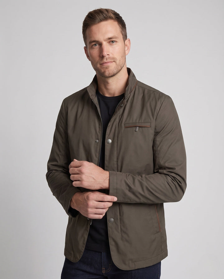 Elegante Herren Stehkragenjacke für den Übergang. Moderne Jacke mit Reißverschlusstaschen, perfekt für Business & Reise.