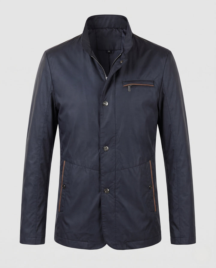 Bequeme Herren Übergangsjacke mit Stehkragen. Praktische Reißverschlusstaschen für Frühling, Herbst und Alltag.